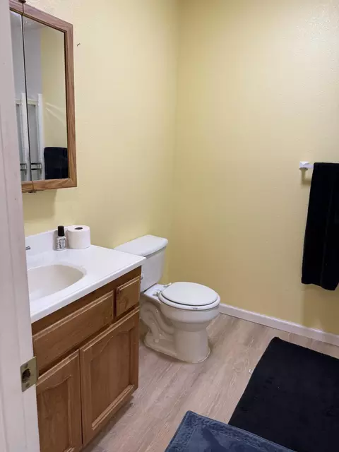 Bath - 350 N Filbert Rd, Exeter, CA 93221 photo 2 of 3