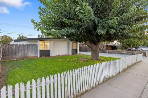 214 Plum Dr, Exeter, CA 93221