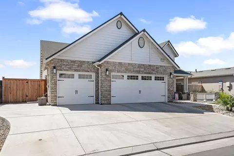 1849 Softwind Dr, Tulare, CA 93274 photo 2