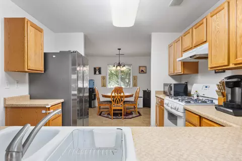 Kitchen - 4331 E Oak Ave, Visalia, CA 93292 photo 4 of 4