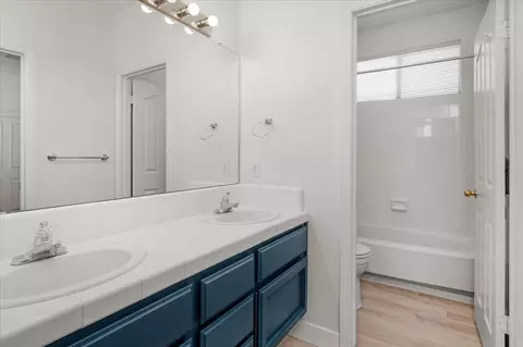 Bath - 2162 Decatur Ave, Clovis, CA 93611 photo 2 of 6