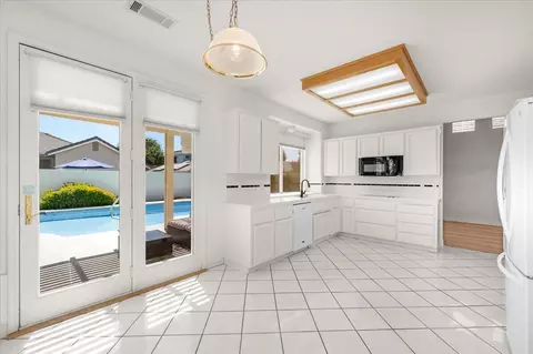 Kitchen - 2162 Decatur Ave, Clovis, CA 93611 photo 4 of 7