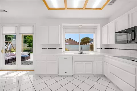 Kitchen - 2162 Decatur Ave, Clovis, CA 93611 photo 2 of 7