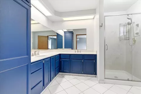 Bath - 1395 Pine Dr, Lemoore, CA 93245 photo 3 of 4