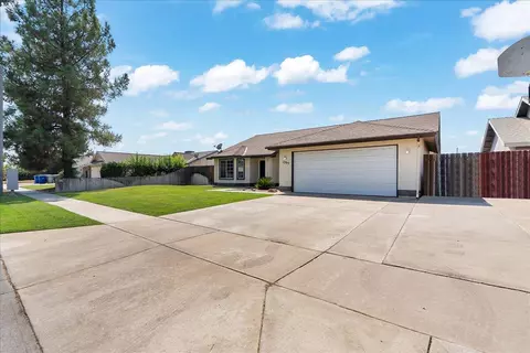 Exterior - 1395 Pine Dr, Lemoore, CA 93245 photo 4 of 7