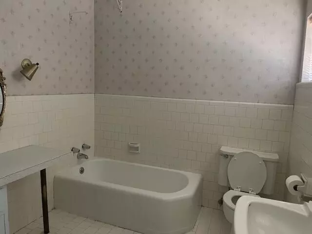 Bath - 726 Josephine Ave, Corcoran, CA 93212 photo 1 of 2