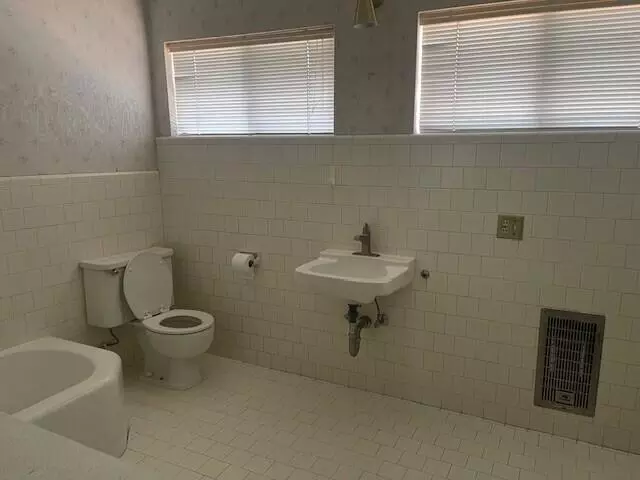 Bath - 726 Josephine Ave, Corcoran, CA 93212 photo 2 of 2