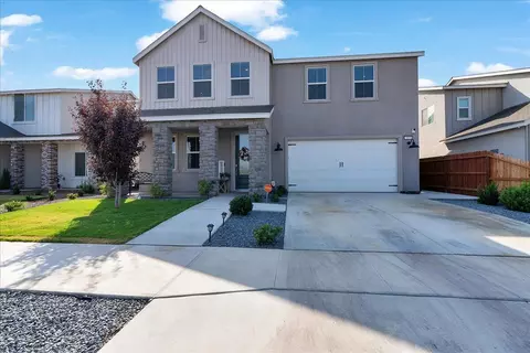 119 NE Riverway Dr, Visalia, CA 93291