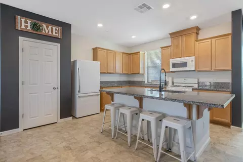 Kitchen - 3138 E Seeger Ave, Visalia, CA 93292 photo 3 of 4