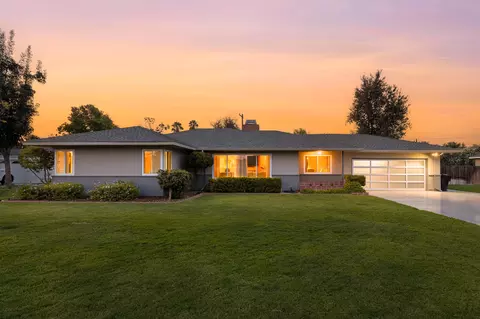 136 W Colonial Dr, Hanford, CA 93230