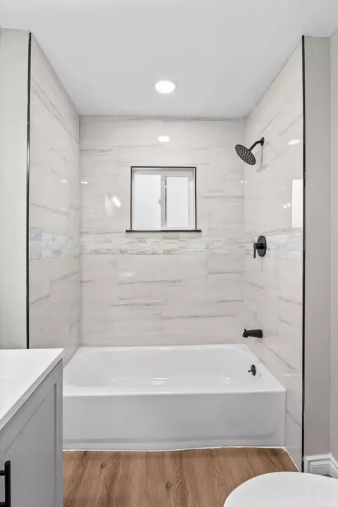 Bath - 19445 Rea Rd, Strathmore, CA 93267 photo 2 of 4
