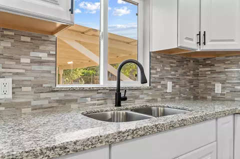 Kitchen - 19445 Rea Rd, Strathmore, CA 93267 photo 3 of 4