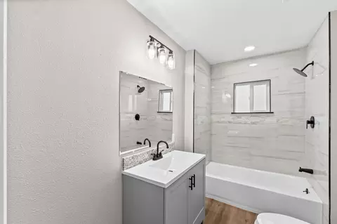 Bath - 19445 Rea Rd, Strathmore, CA 93267 photo 1 of 4