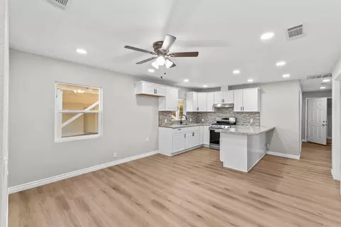 Living - 19445 Rea Rd, Strathmore, CA 93267 photo 1 of 5