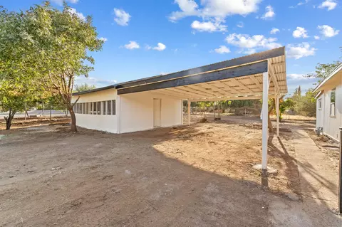 Exterior - 19445 Rea Rd, Strathmore, CA 93267 photo 5 of 6