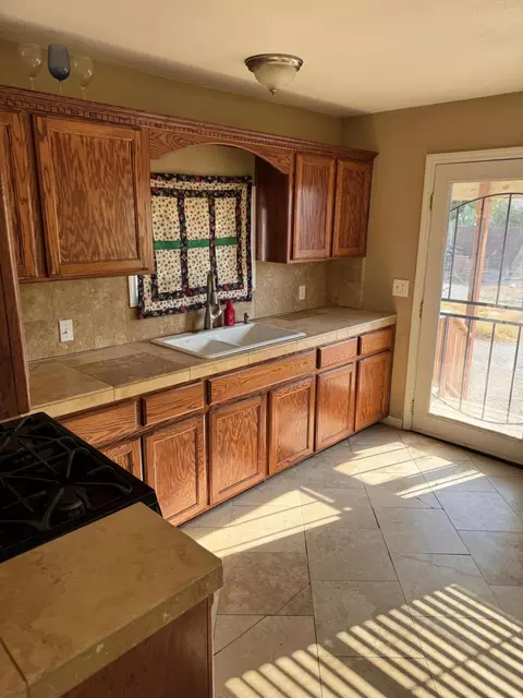 19568 Richardson Rd, Strathmore, CA 93267