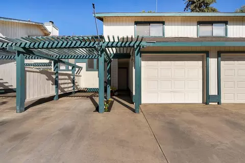 1123 S Pinkham St, Visalia, CA 93292