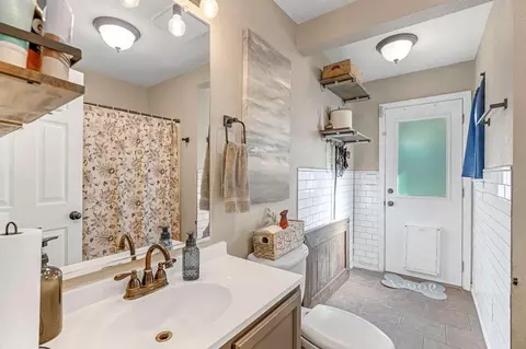 Bath - 882 Encore Dr, Hanford, CA 93230 photo 1 of 4