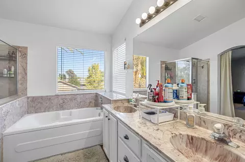 Bath - 882 Encore Dr, Hanford, CA 93230 photo 4 of 4
