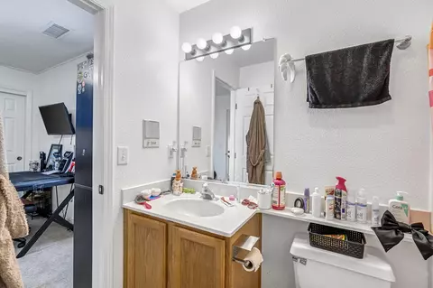 Bath - 882 Encore Dr, Hanford, CA 93230 photo 2 of 4