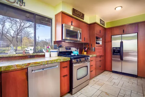 Kitchen - 43355 Sierra Dr #B, Three Rivers, CA 93271 photo 2 of 4