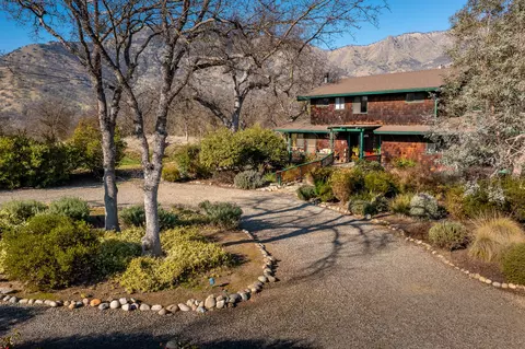 Exterior - 43355 Sierra Dr #B, Three Rivers, CA 93271 photo 2 of 22