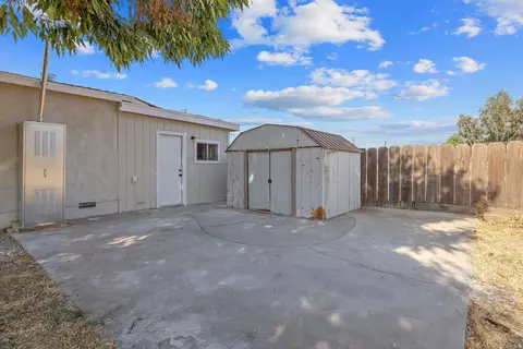 Exterior - 17 G St, Lemoore, CA 93245 photo 3 of 4