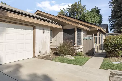 1704 E Babcock Dr E, Visalia, CA 93292