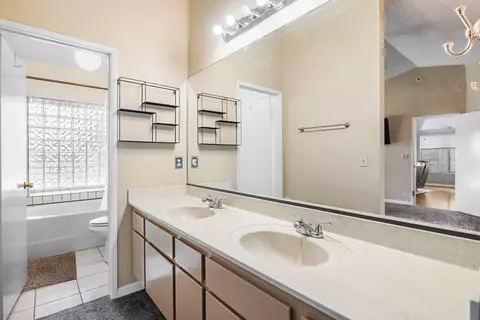 Bath - 1704 E Babcock Dr E, Visalia, CA 93292 photo 1 of 3