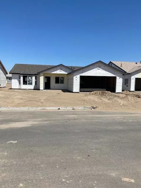1166 S Royal Oak Ct W, Porterville, CA 93257