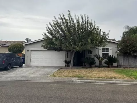 2029 Golden Way, Dinuba, CA 93618