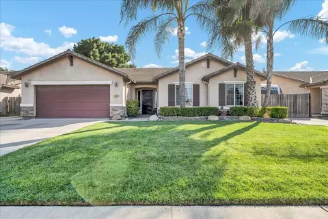 1995 W Tudor Ln, Hanford, CA 93230