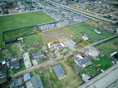 1686 E Foster Dr, Tulare, CA 93274