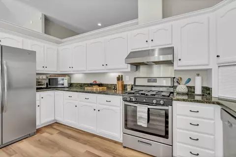 Kitchen - 42076 Black Oak Dr, Three Rivers, CA 93271 photo 4 of 5