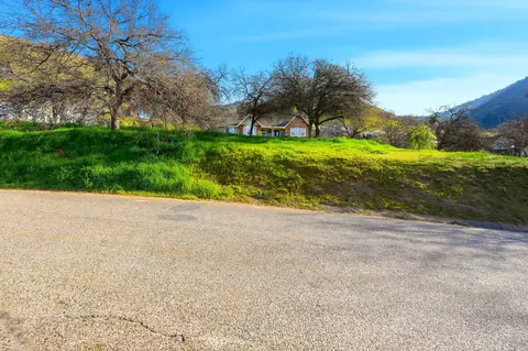 Exterior - 42076 Black Oak Dr, Three Rivers, CA 93271 photo 11 of 16