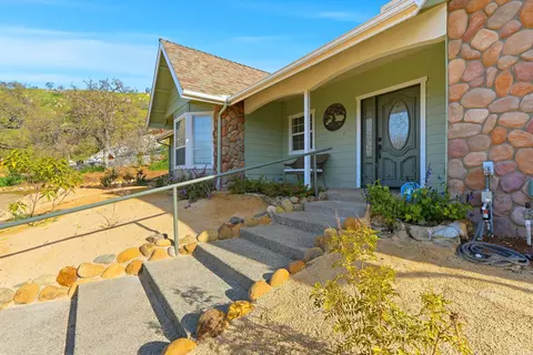 Exterior - 42076 Black Oak Dr, Three Rivers, CA 93271 photo 3 of 16
