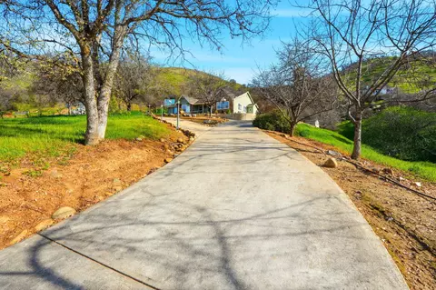 Exterior - 42076 Black Oak Dr, Three Rivers, CA 93271 photo 12 of 16
