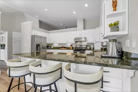 Kitchen - 42076 Black Oak Dr, Three Rivers, CA 93271 photo 3 of 5