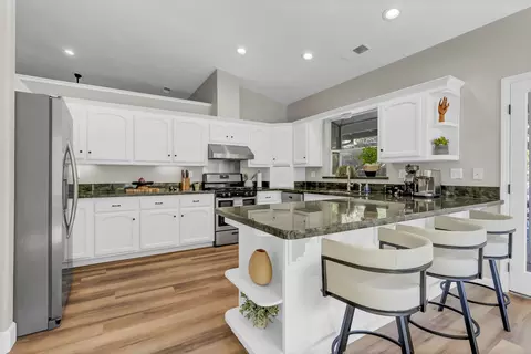 Kitchen - 42076 Black Oak Dr, Three Rivers, CA 93271 photo 2 of 5