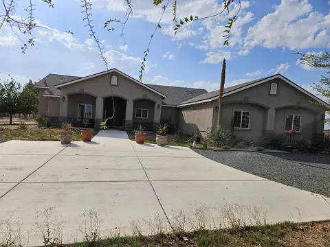 2835 N School St, Pixley, CA 93256