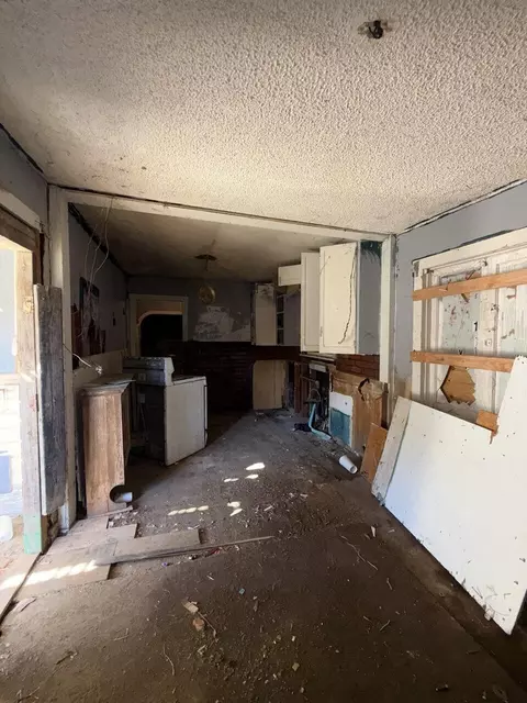 Entry Way - 331 D St, Taft, CA 93268 photo 3 of 3