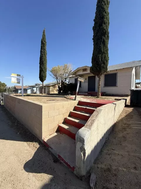 Exterior - 331 D St, Taft, CA 93268 photo 2 of 7