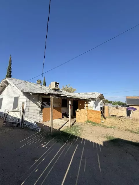 Exterior - 331 D St, Taft, CA 93268 photo 6 of 7