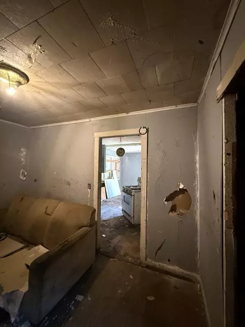 Entry Way - 331 D St, Taft, CA 93268 photo 1 of 3