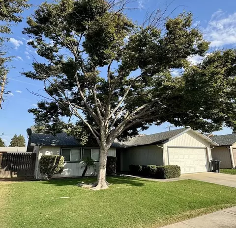 1060 N Greenfield Dr, Porterville, CA 93257