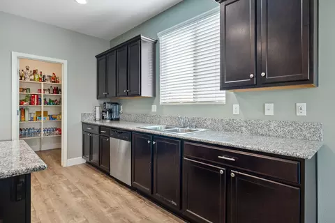 Kitchen - 3926 E Myrtle Ave, Visalia, CA 93292 photo 4 of 5