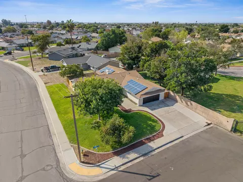 1025 Linda Ln, Lemoore, CA 93245 photo 2