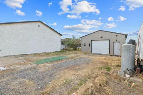 Exterior - 930 W Iona Ave, Lemoore, CA 93245 photo 5 of 10