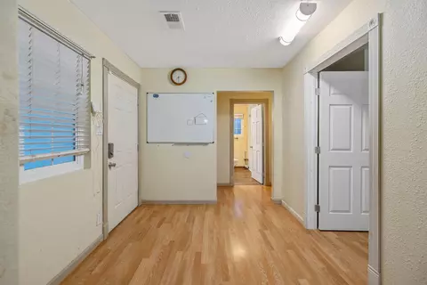 Entry Way - 930 W Iona Ave, Lemoore, CA 93245 photo 2 of 4