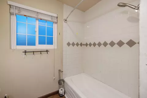Bath - 930 W Iona Ave, Lemoore, CA 93245 photo 2 of 2